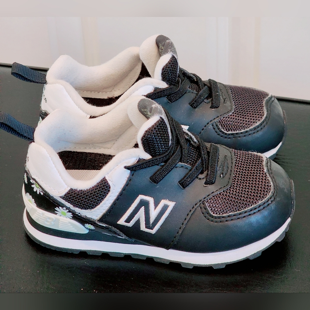 New Balance Kids 574 V1 Familiar Ground Lace-up Sneaker